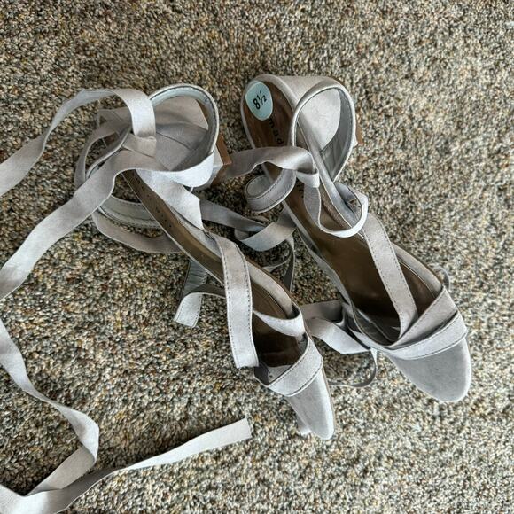 Madden Girl Strappy Gray Wrap Around Block Heels Size 8.5 Faux Suede - Picture 8 of 11